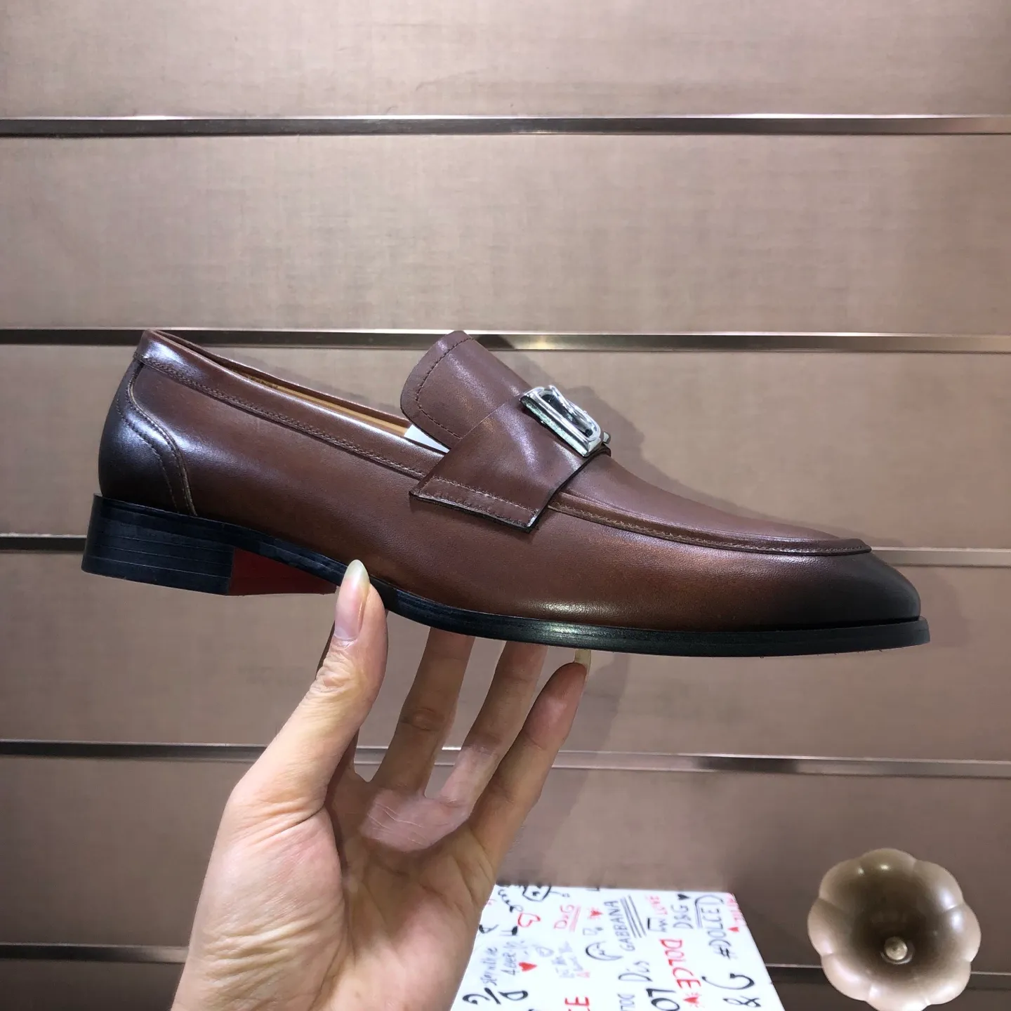 Ex-factory price 500💰DG top quality🔍🔍men's new leather shoes🚹Sold simultaneously at counters⚠Shoe uppers are imported cowhide from Italy, fully imported cowhide lining, imported accessories💪💪, completely 1⃣️ to 1⃣️replica🇮🇹 💪💪, ⚠Sole: The original sole is specially provided by the original factory, the exclusive movable molded sole is super comfortable, ⚠The original factory follows the order, 🔍🔍high quality, you can enter and exit the counter at will, welcome to compare ⚠Number of sizes: 38-44 (45 customized)